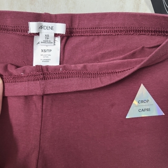 Ardene Cropped Capri Leggings with lace hem - Wine Red - Size Extra Small BNWT - Picture 5 of 5